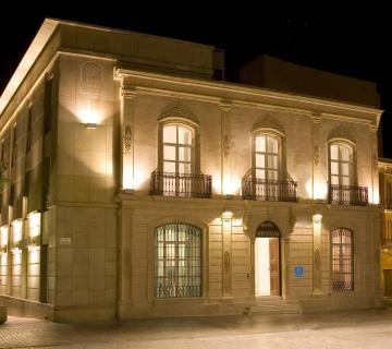 Fachada iluminada de noche del Hotel Catedral Almería