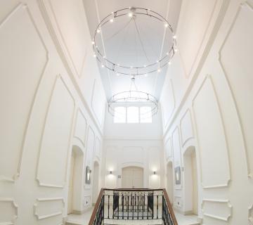 Subida de escaleras hacia las habitaciones en Hotel Catedral Almería