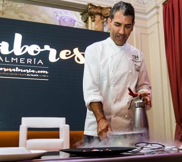 hombre cocinando con productos de Almería